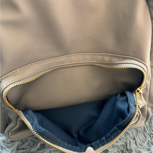 Tommy Hilfiger Small Beige & Brown Women' s Backpack. Some wear on the handle. - Picture 7 of 7